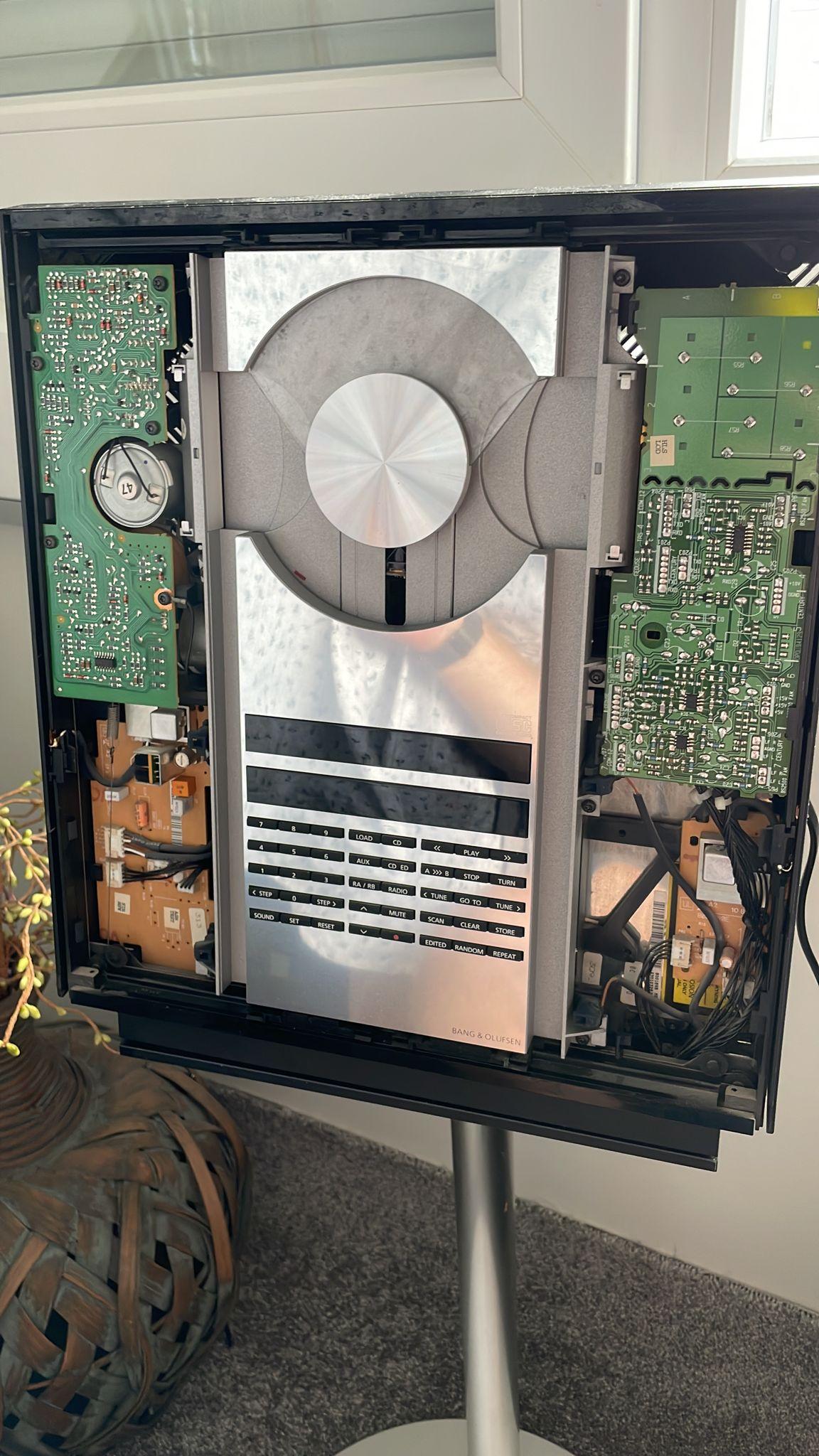 BeoCenter 2300: where is the motion sensor for the doors located