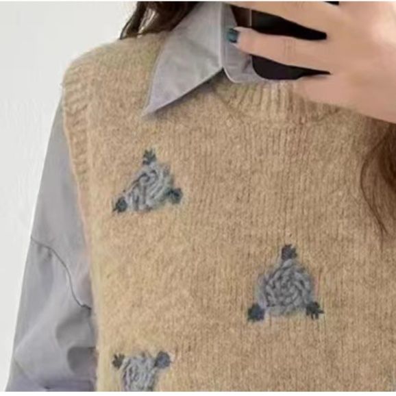 ニットベスト 花柄刺繍ふんわりニットベスト グレー|ニットベスト専門