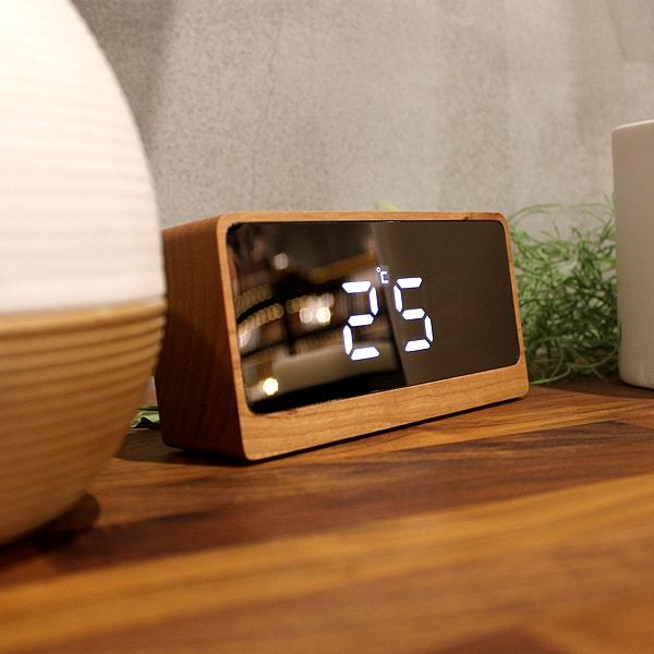 Mirror Clock」鏡にデジタル時計が浮かび上がる幻想的な木製デジタル