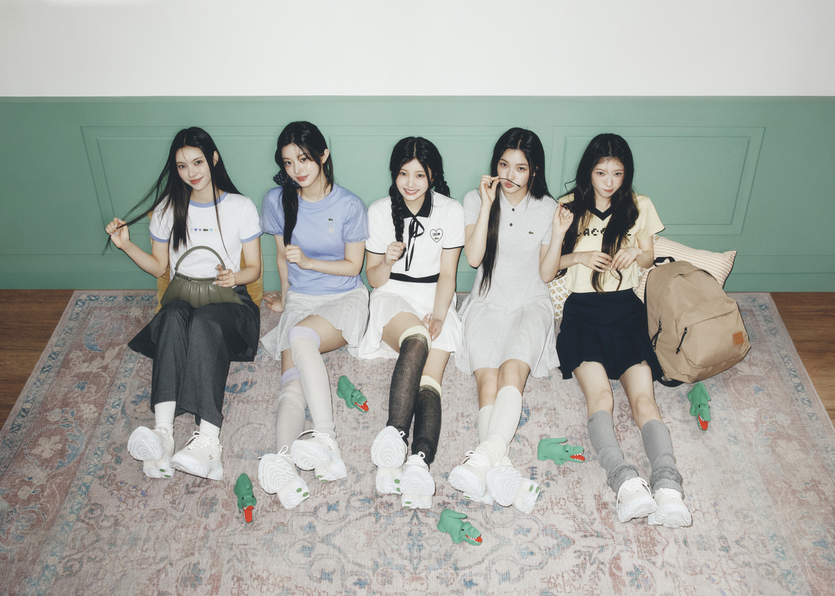 IILLIT × LACOSTE の、フェミニンでスポーティな日本限定コレクション
