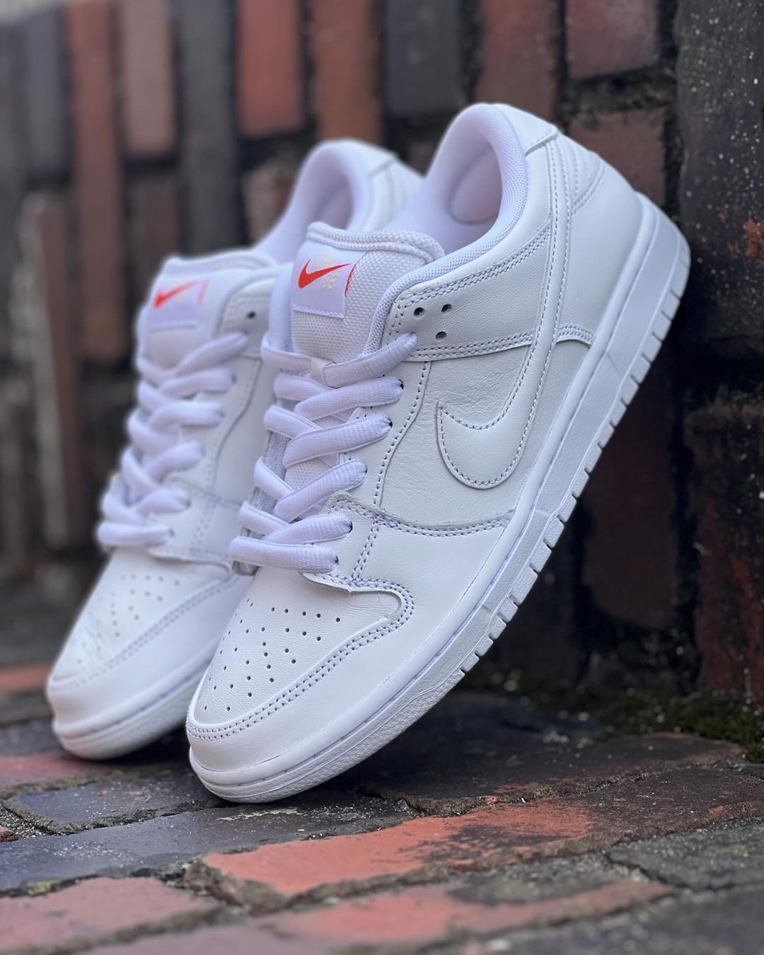 NIKE SB DUNK LOW ISO TRIPLE WHITEが8/20に国内発売予定【販売店舗