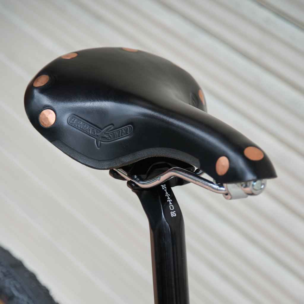 BROOKS* swift chrome (honey) - BLUE LUG GLOBAL ONLINE STORE