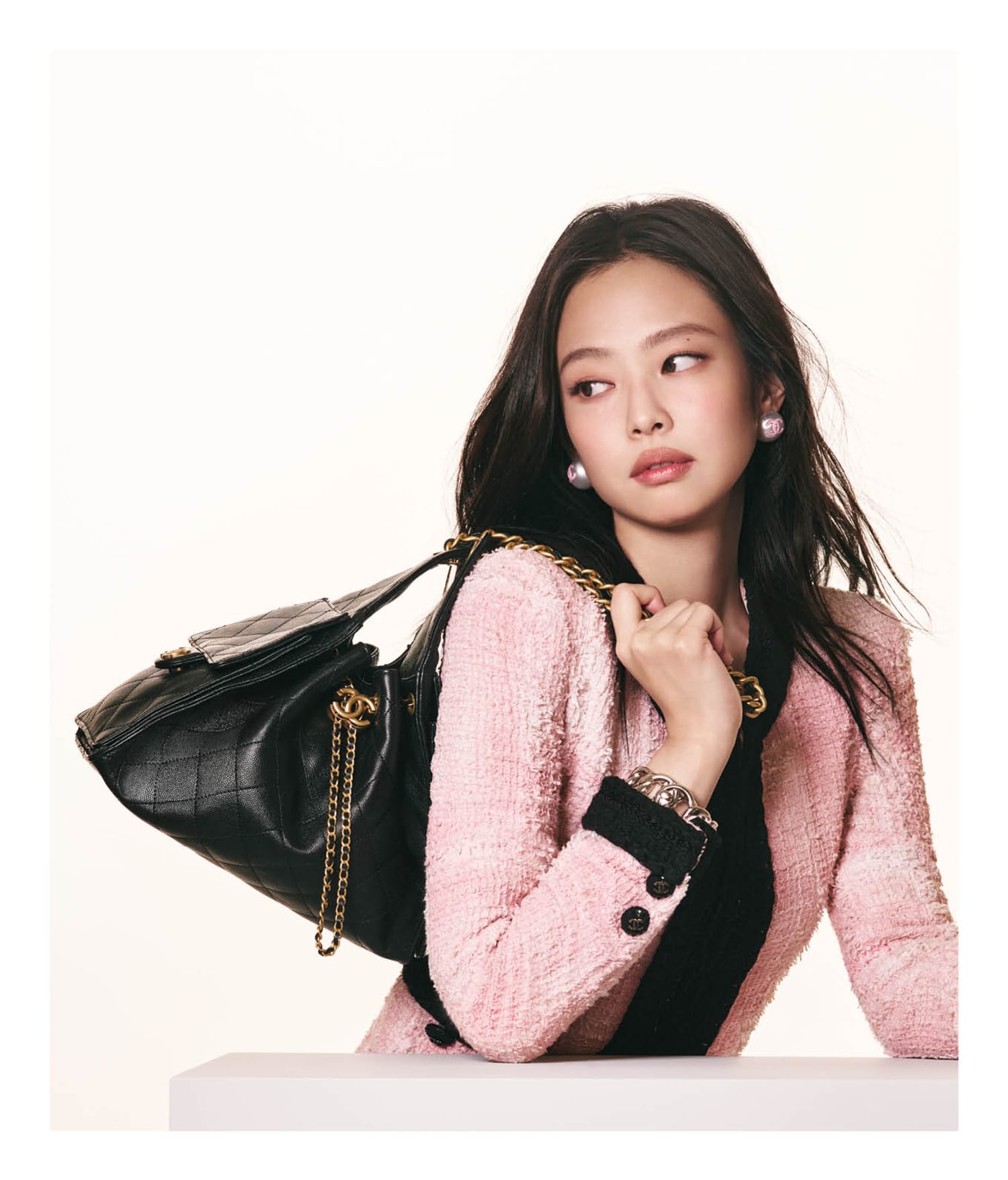 自由を体現！ BLACKPINK ジェニーがシャネルのバッグ「CHANEL 25