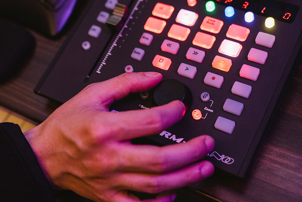 iCON Platform Nano : JUVENILEの楽曲制作を支えるコントロール