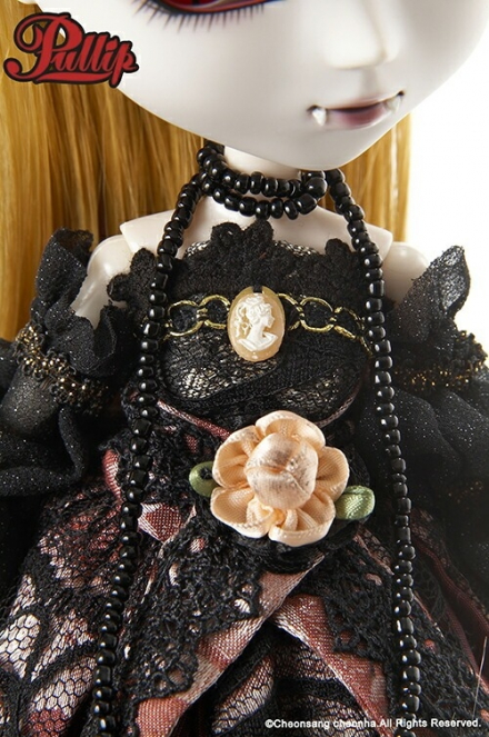 ヴァンパイヤモチーフのドール「エルジェベト」が復活！美しい瞳や衣装