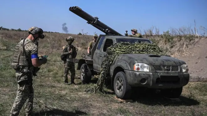 ウクライナ、クリミア半島をミサイル攻撃 ロシア軍艦2隻に被害 - BBC