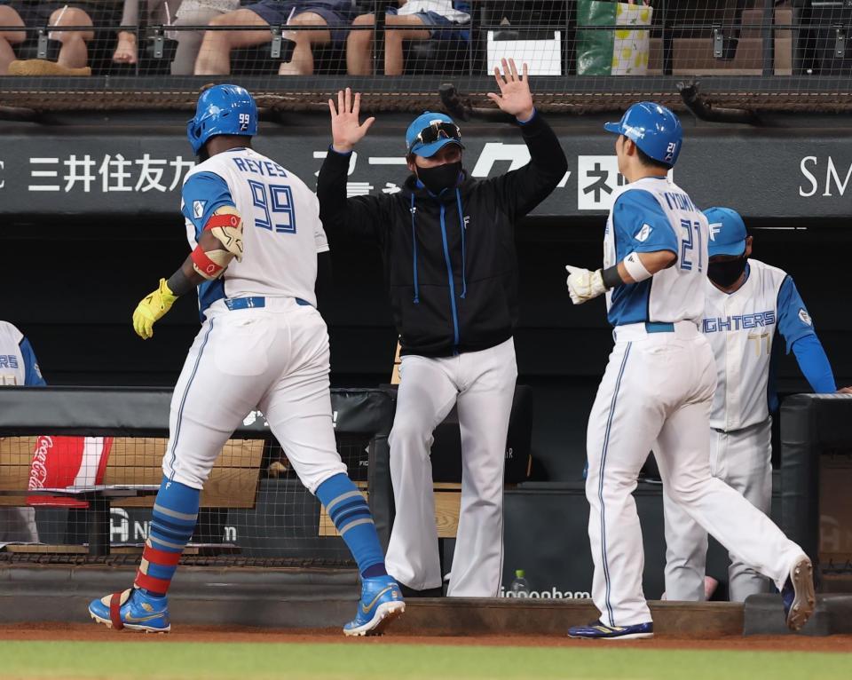 日本ハム・新庄監督、レイエスの覚醒を予告「だんだん良くなる」 この