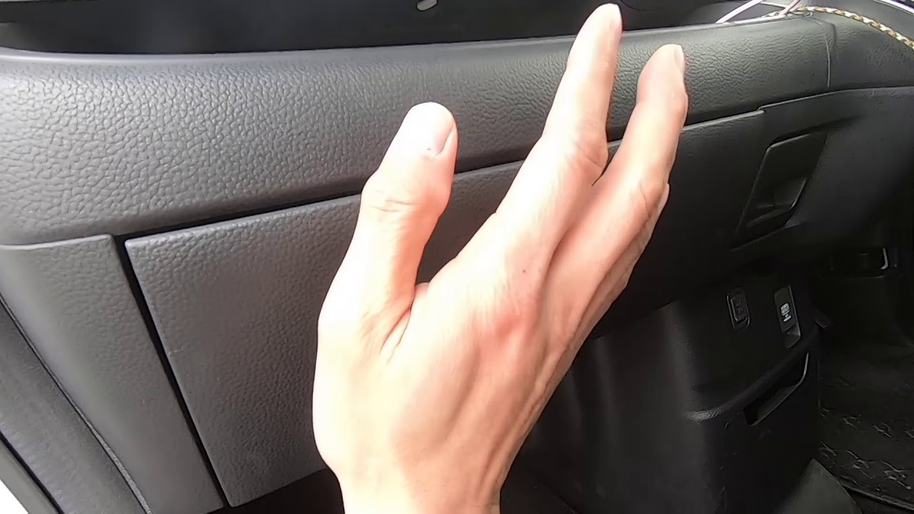 How do I remove the glove box of the N-BOX Custom JF3 series