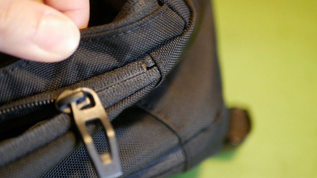 OAKLEY)オークリー/バックパックのファスナーコイルの解れを手縫いで