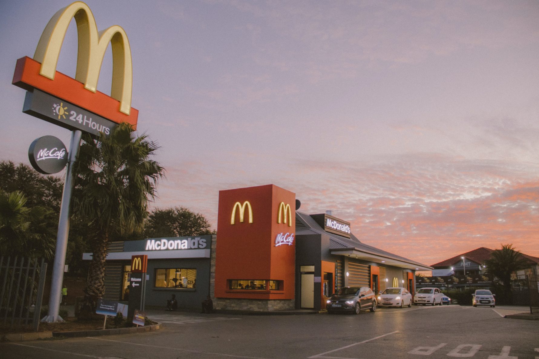 マクドナルドのロゴの歴史。あれは“M”ではなかった！？ - 日本最大級の