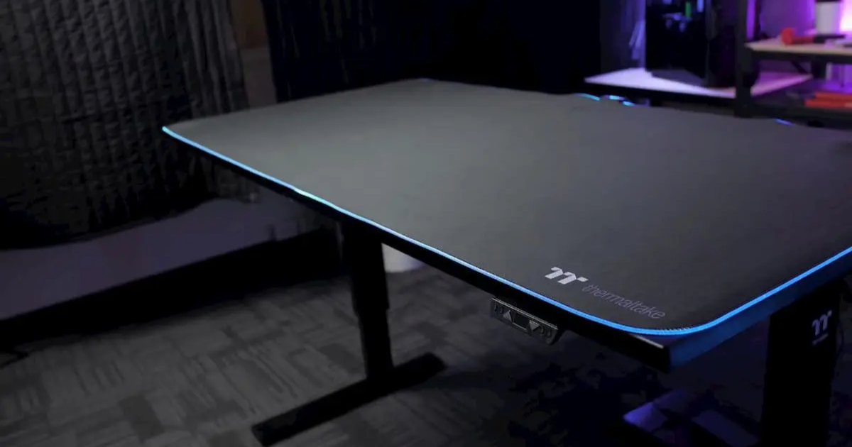 もちろん光る！電動昇降式のゲーミングデスク Thermaltake「TOUGHDESK