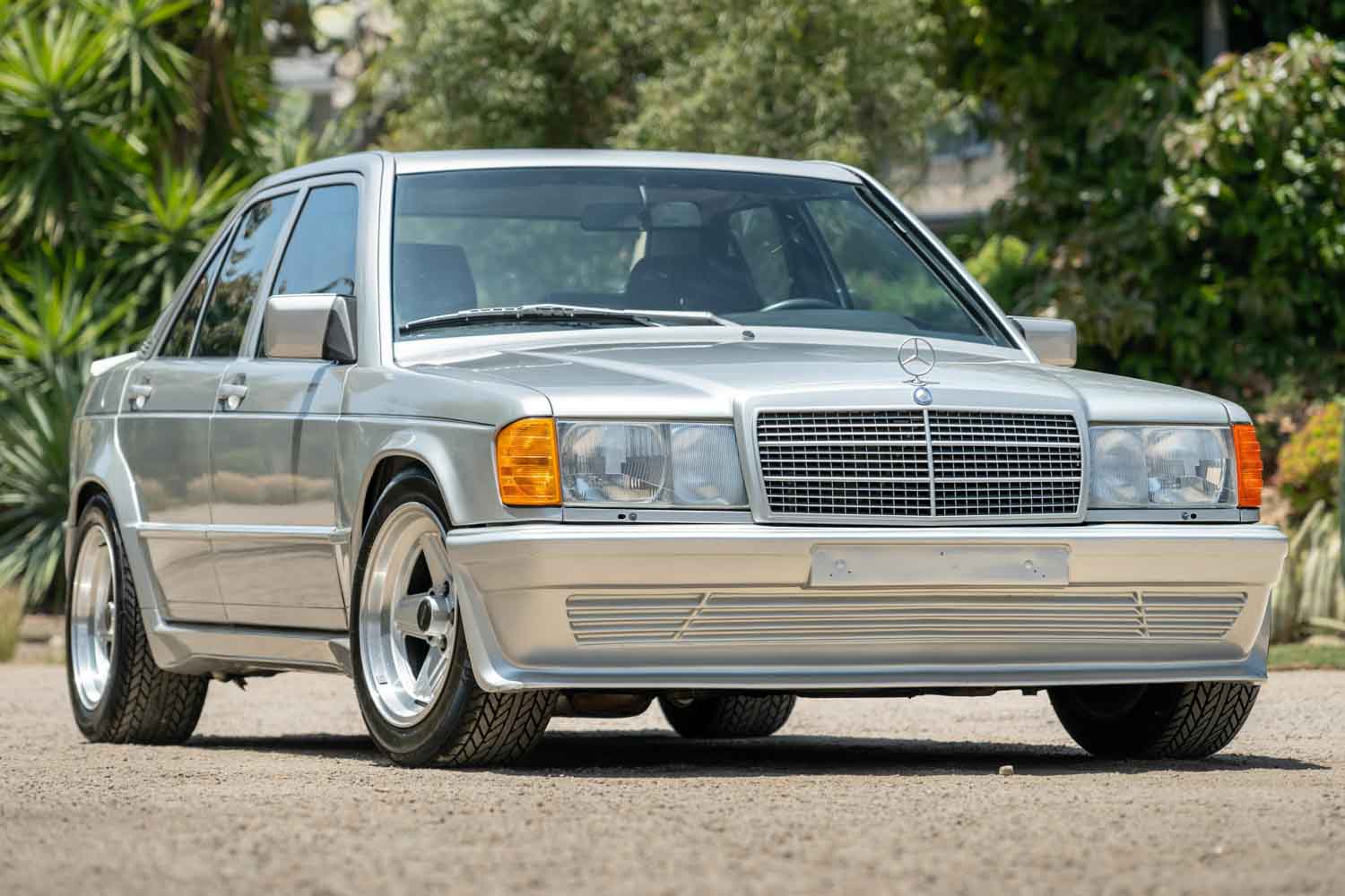 AMGが手掛けたワイドボディ「190E」が約700万円はお買い得!? 83年の
