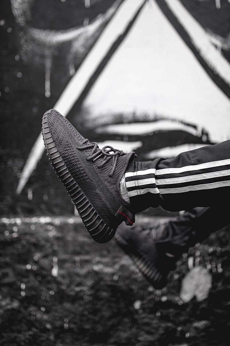 イージーブースト 350 V2 “Triple Black”の実物画像が公開 | Hypebeast.JP