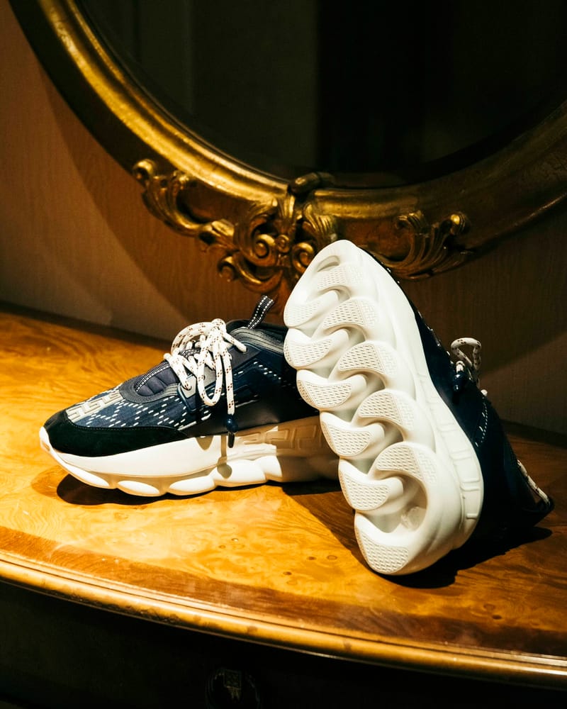 VersaceとUNITED ARROWS & SONSがコラボスニーカーをリリース