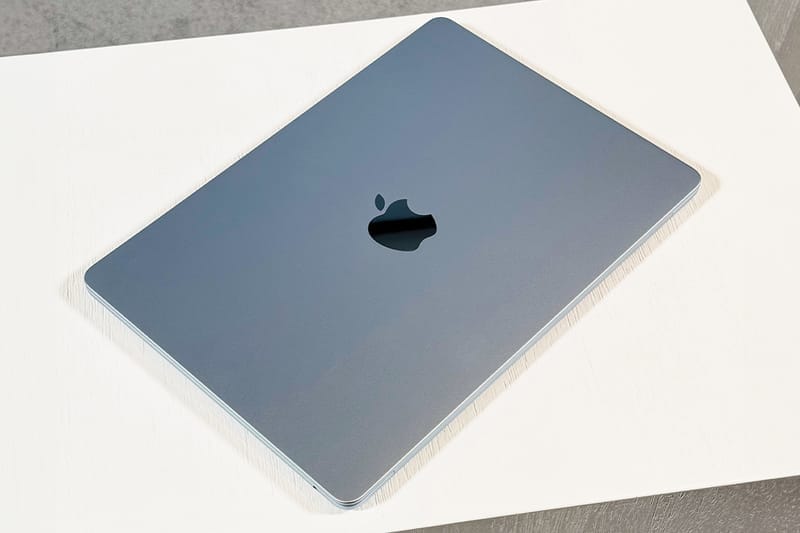 アップルがスカイブルーを纏ったM4チップ搭載マックブックエアを発表