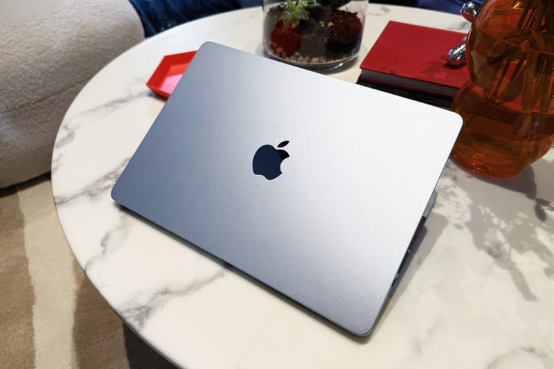 アップルがスカイブルーを纏ったM4チップ搭載マックブックエアを発表