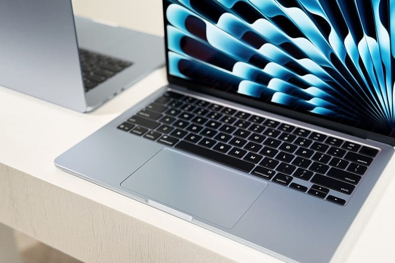 アップルがスカイブルーを纏ったM4チップ搭載マックブックエアを発表