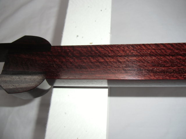 新品 津軽三味線 紅木 金細 綾杉胴 仮継ぎ付き 幅一寸 トチ多数 極上品