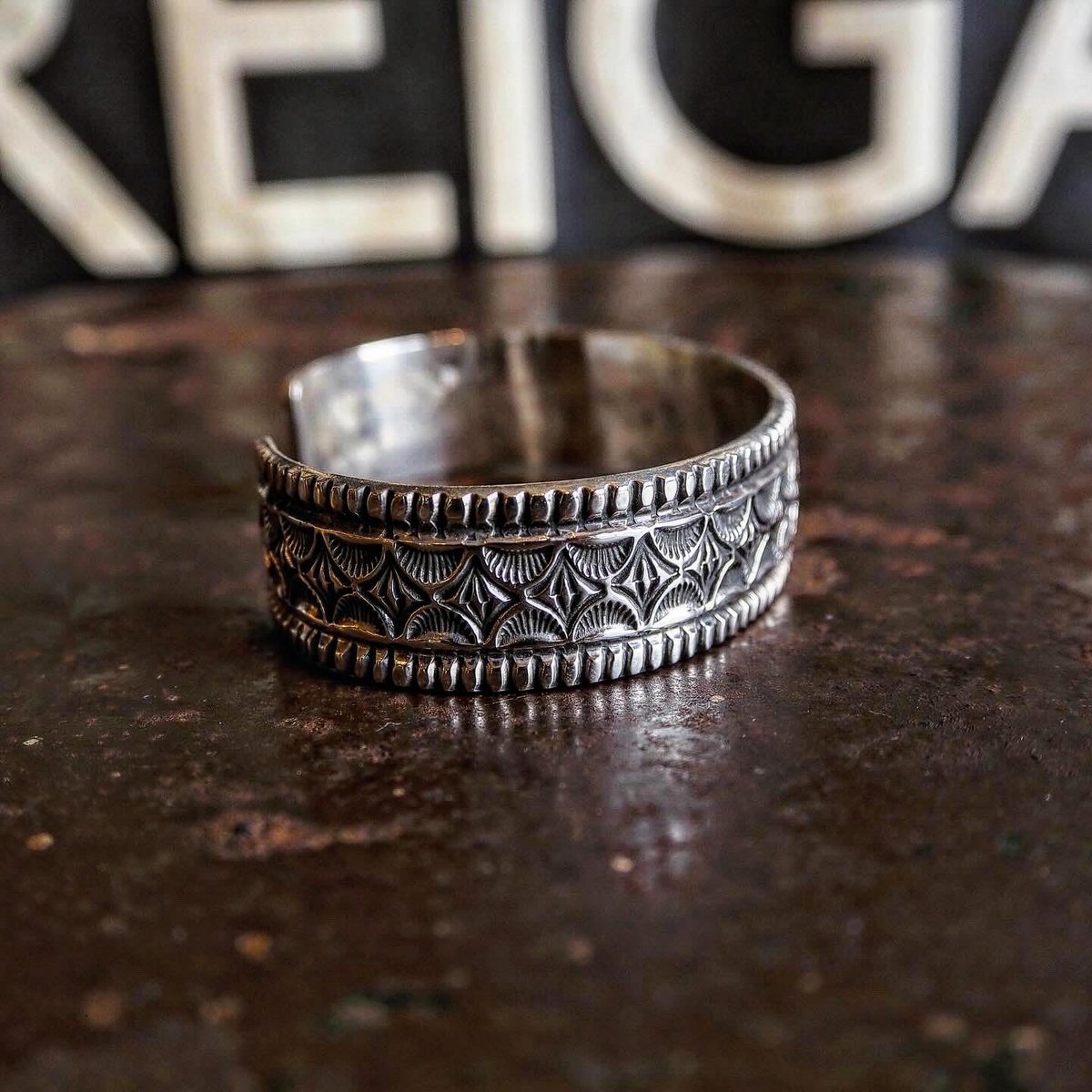 Leonard Maloney ／ Wide Stamp Work Bangle | CALI