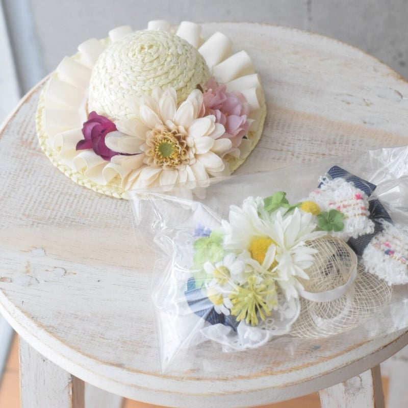 FOXEY 麦わら帽子33000円のお品 ベージュと黒 花飾り付き FOXEY
