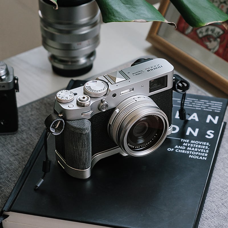 FC4305 FUJIFILM X100VI用 L型グリップ(シルクシルバー) | Image