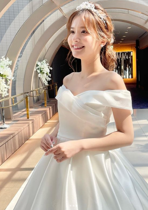 シアーな美しさ ウエディングドレス 純白 オフショルダー プリンセス