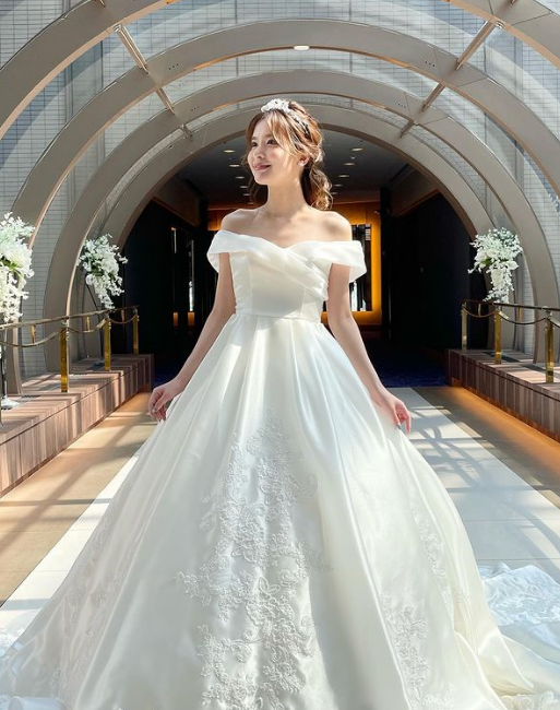 シアーな美しさ ウエディングドレス 純白 オフショルダー プリンセス