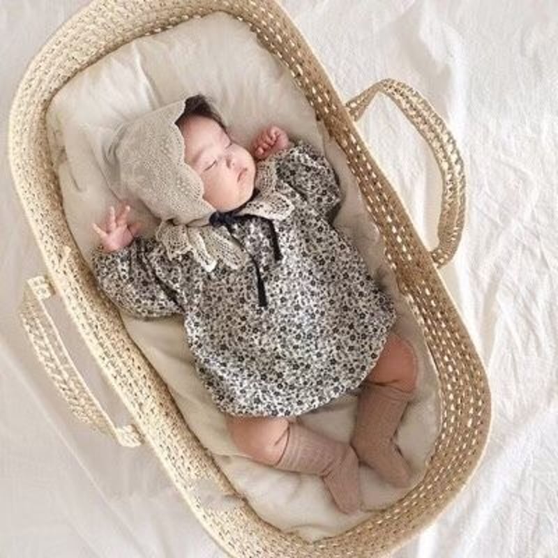 レースボンネットスタイ付き花柄ロンパース(798) | こどもふく🧸mocokids