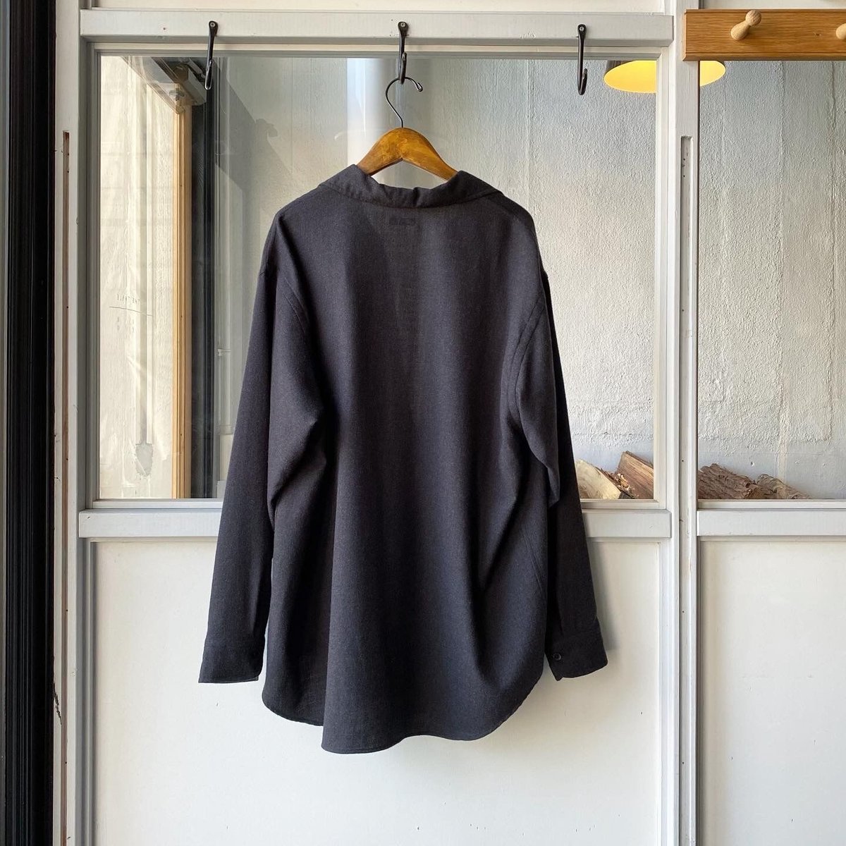 COMOLI ウールビエラ スキッパーシャツ | Less Higashikawa