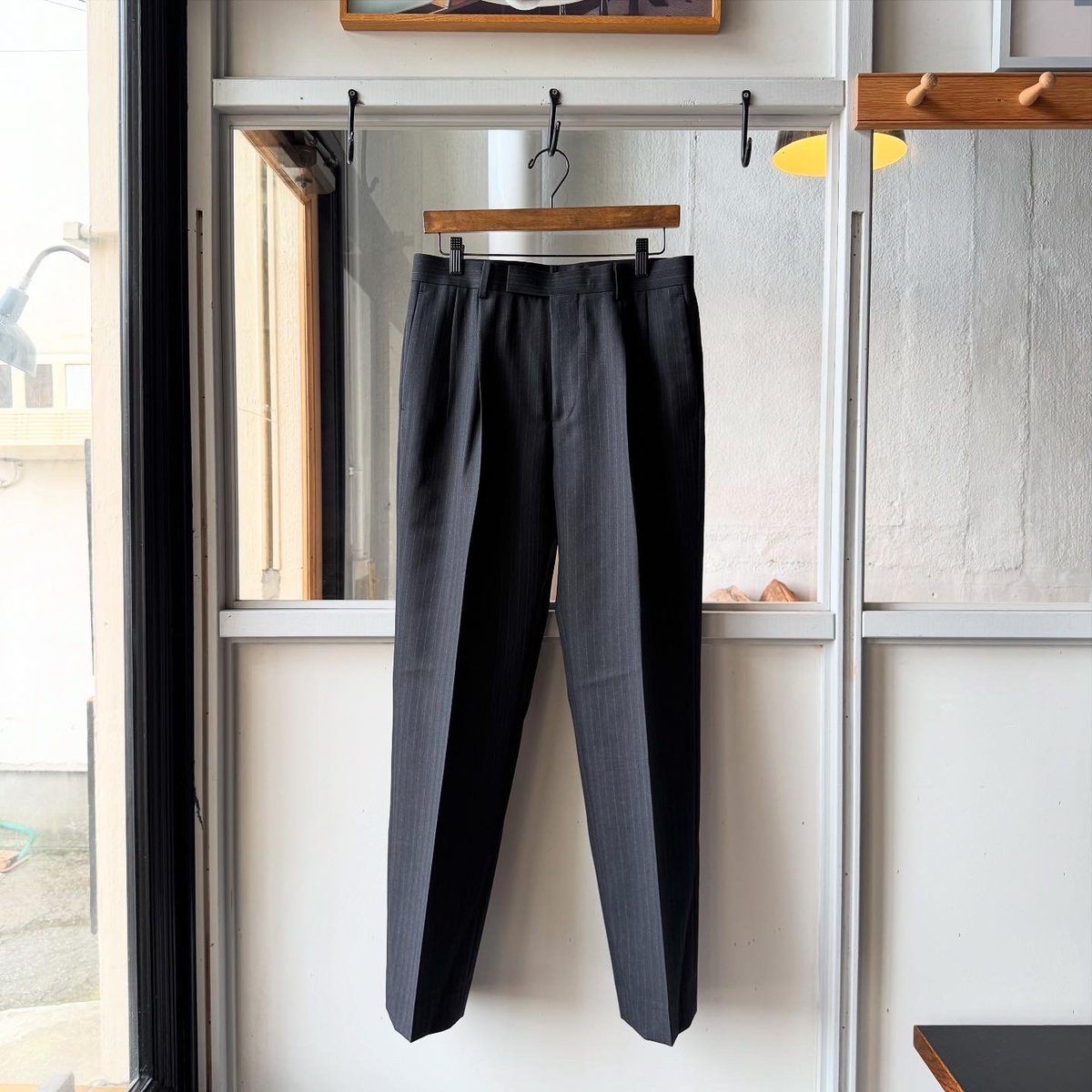 AURALEE BLUEFACED WOOL TWO-TUCK SLACKS | Less