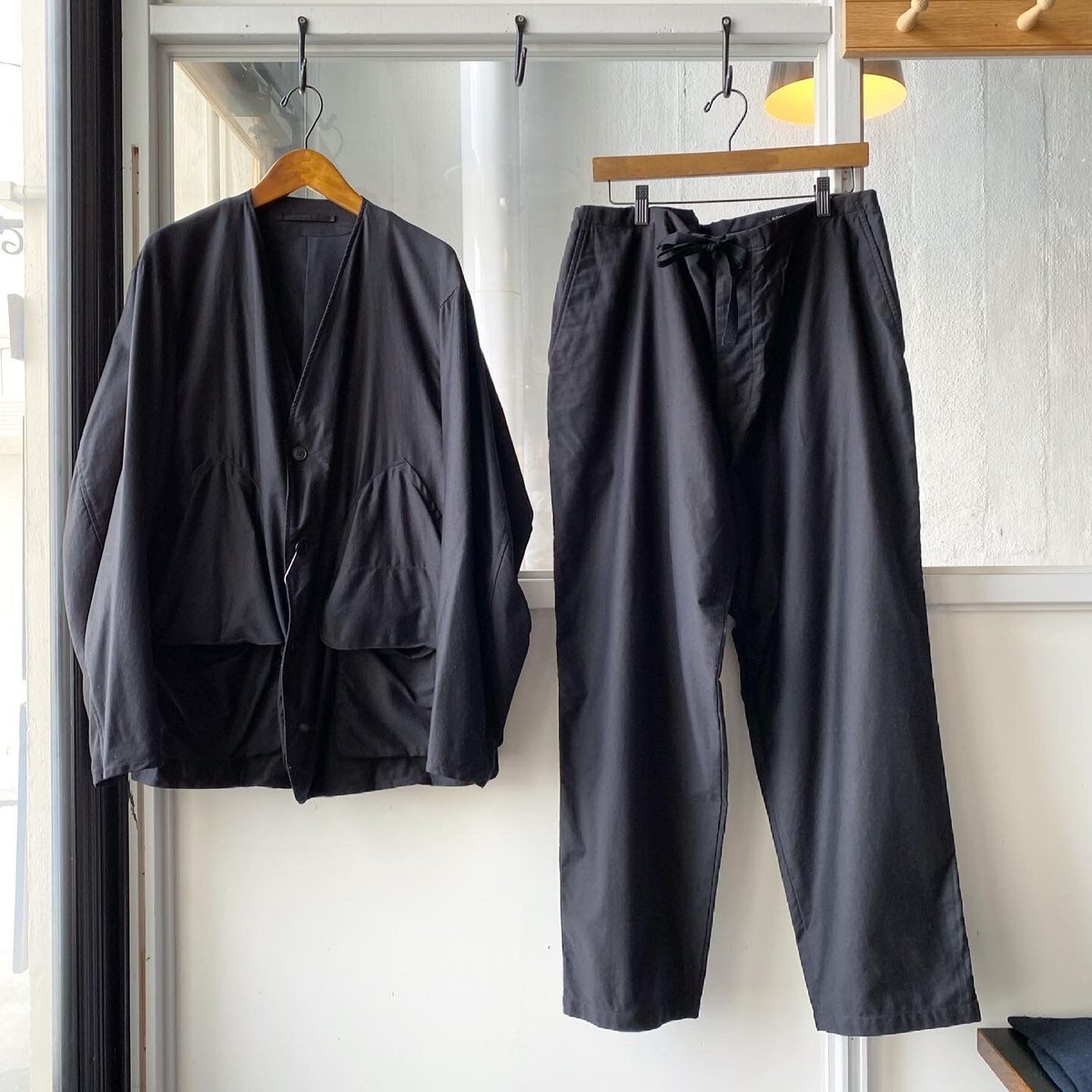 COMOLI コットンサテン ハンティングジャケット | Less Higashikawa