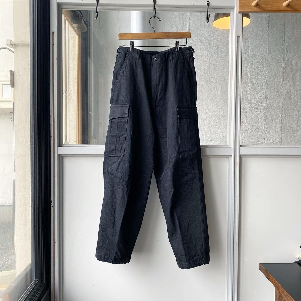 COMOLI ブラックデニム B.D.Uパンツ | Less Higashikawa