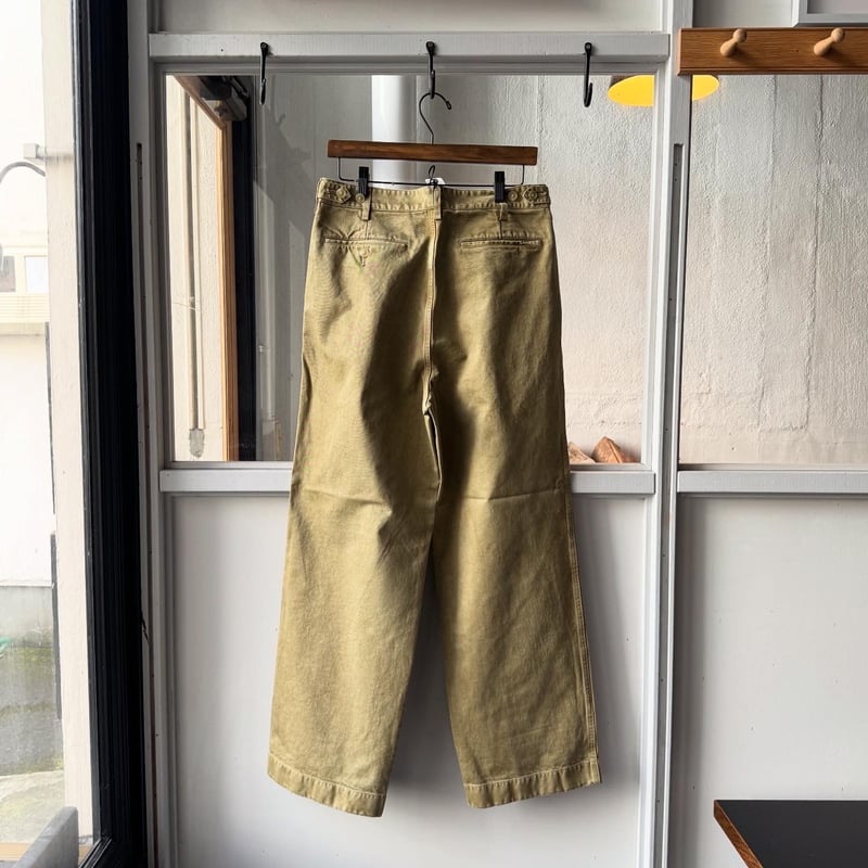 AURALEE PRODUCT DYED FINX CHINO ONE-TUCK PANTS