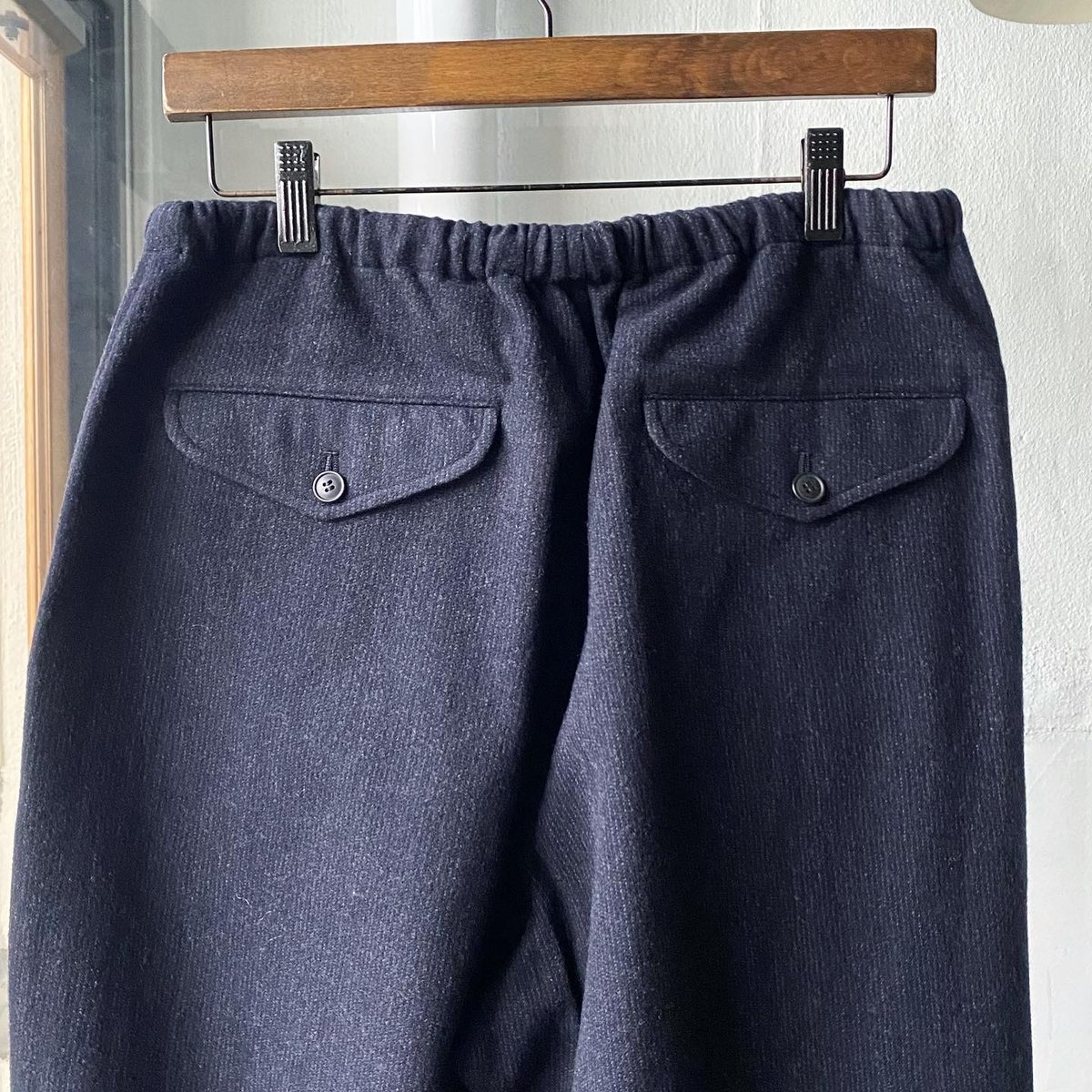 COMOLI リファインウール ドローストリングパンツ | Less Higashikawa