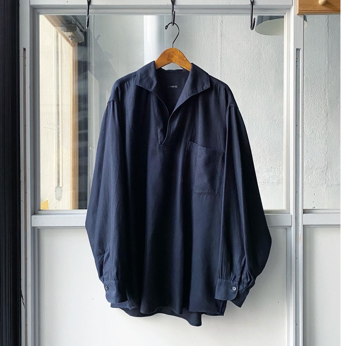 COMOLI シルクネル スキッパーシャツ | Less Higashikawa