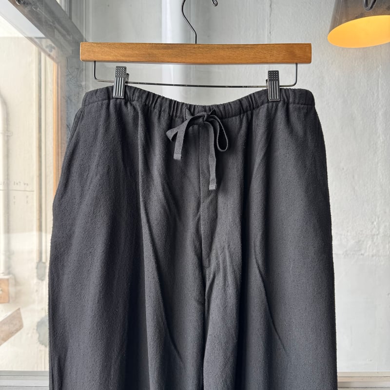 COMOLI シルクネップ ドローストリングパンツ | Less Higashikawa