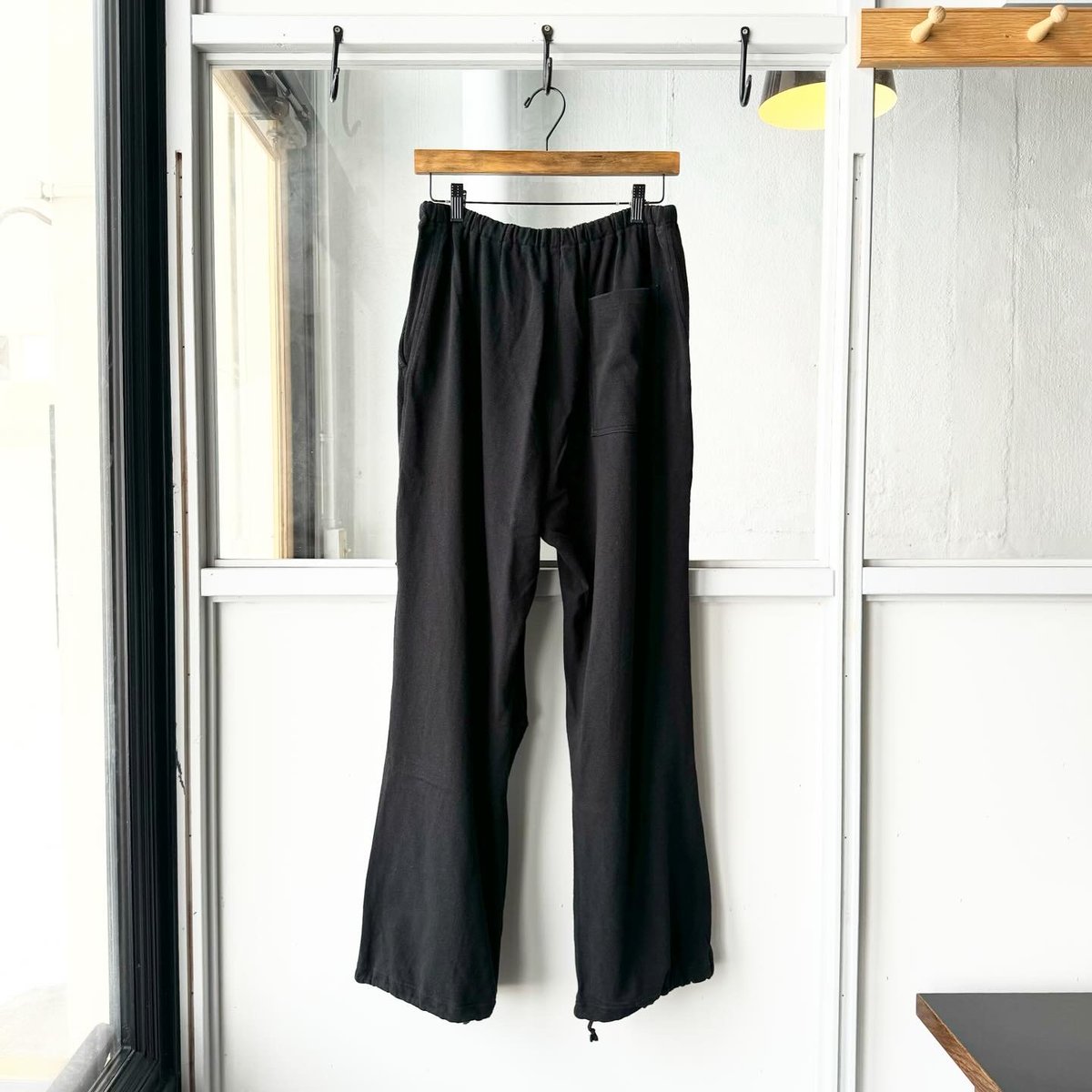 COMOLI コットンジャージ ニータックパンツ | Less Higashikawa
