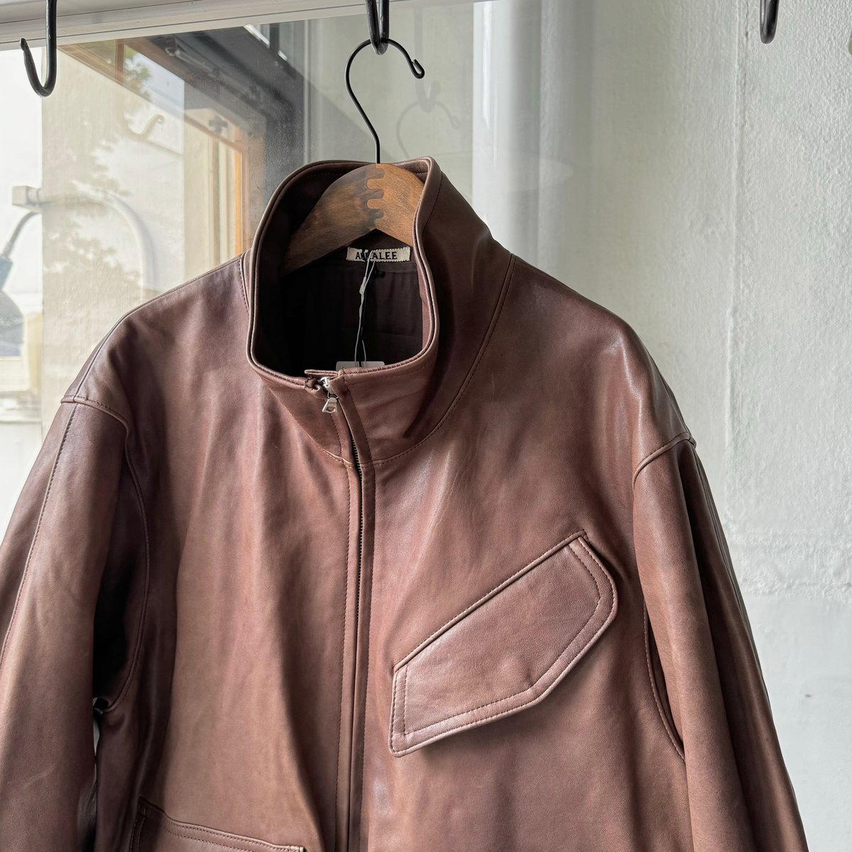 AURALEE HEAVY LAMB LEATHER ZIP BLOUSON | Less