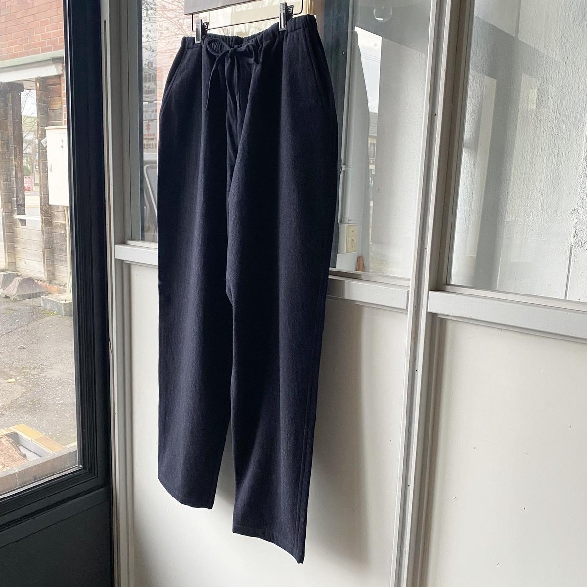 COMOLI リファインウール ドローストリングパンツ | Less Higashikawa