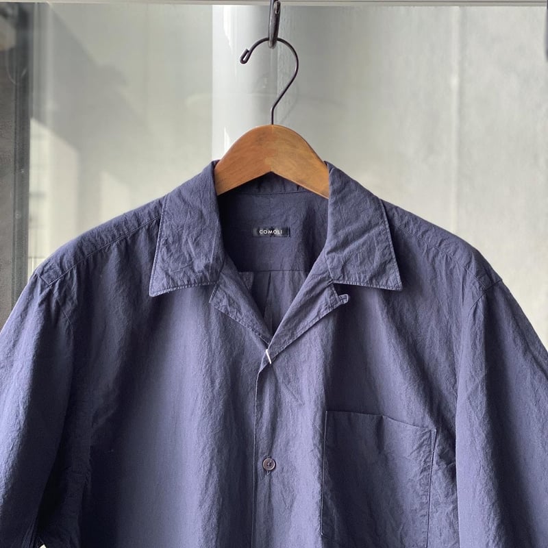 COMOLI タイプライター オープンカラーシャツ | Less Higashikawa