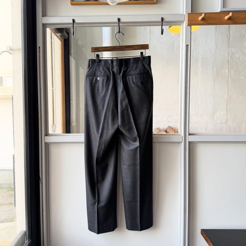 AURALEE SUPER LIGHT WOOL TWO-TUCK SLACKS | Less