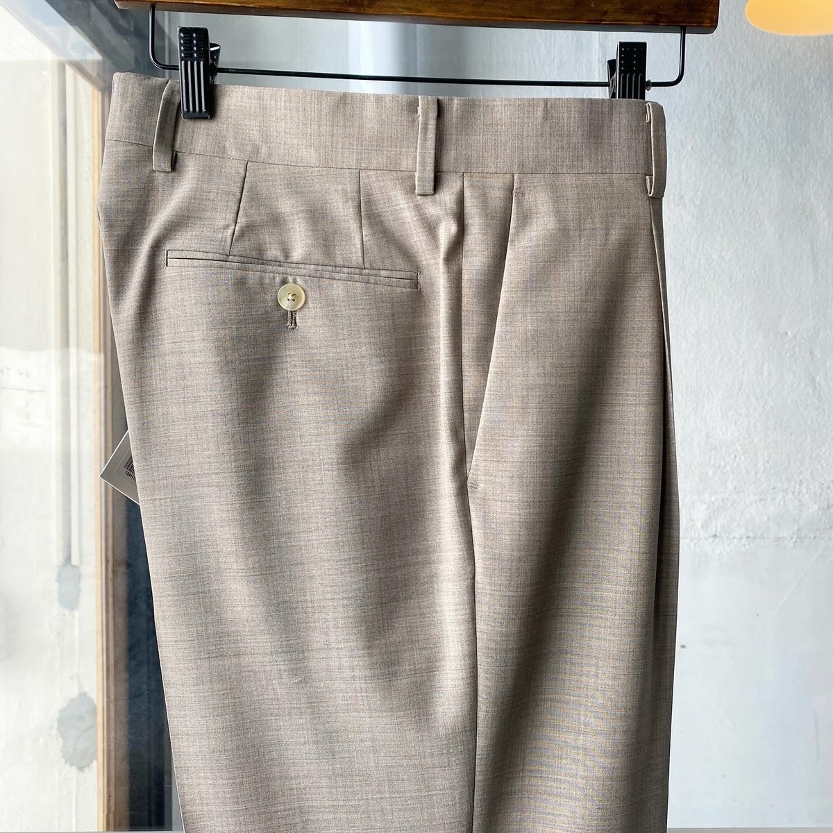 AURALEE SUPER FINE TROPICAL WOOL SLACKS | Less
