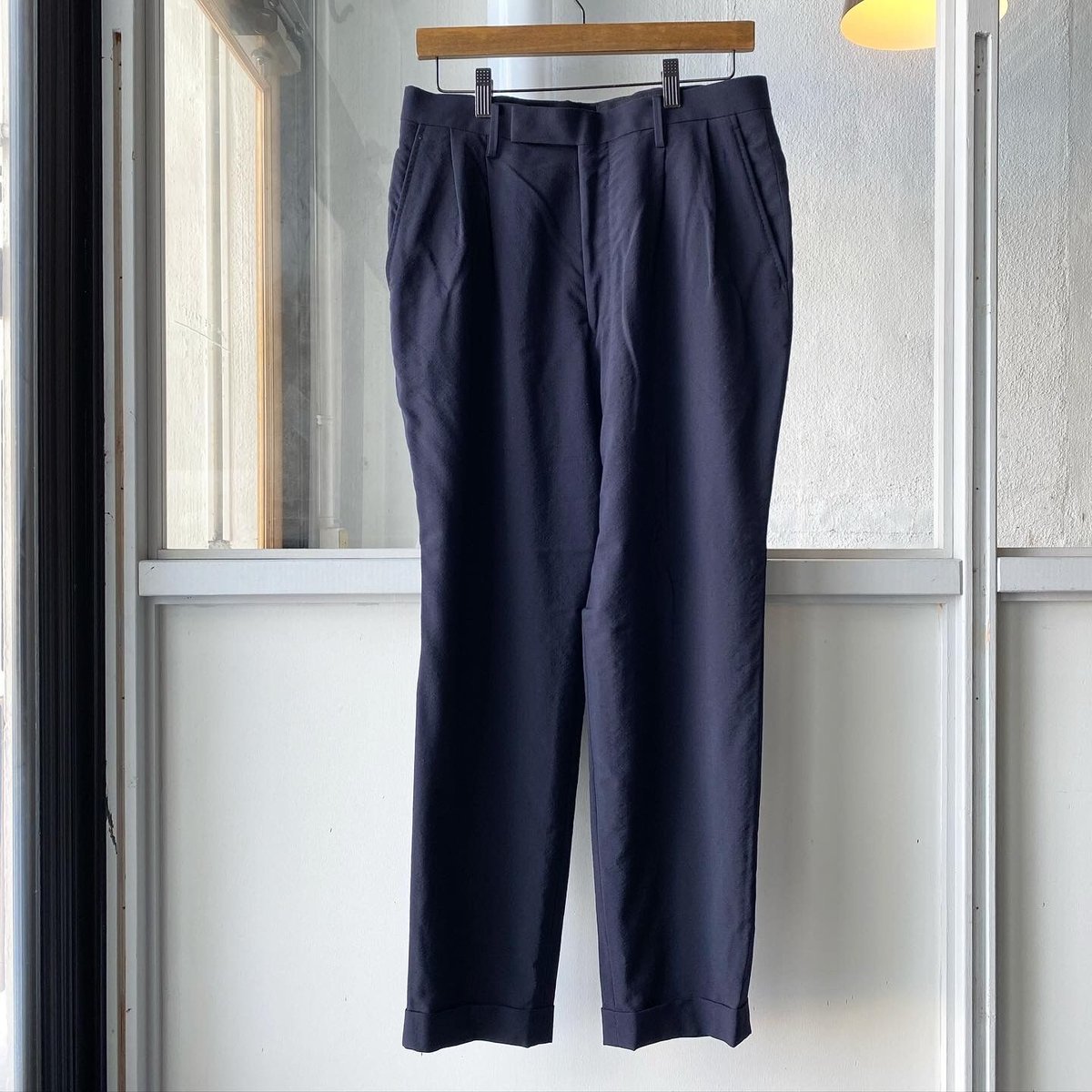 COMOLI ウール 2タックパンツ | Less Higashikawa