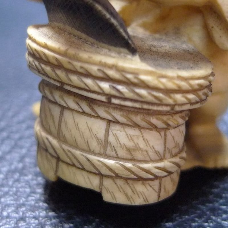 △法月作・本象牙商人根付41g・提げ物△NE18△ | 象牙屋本舗 こほく堂