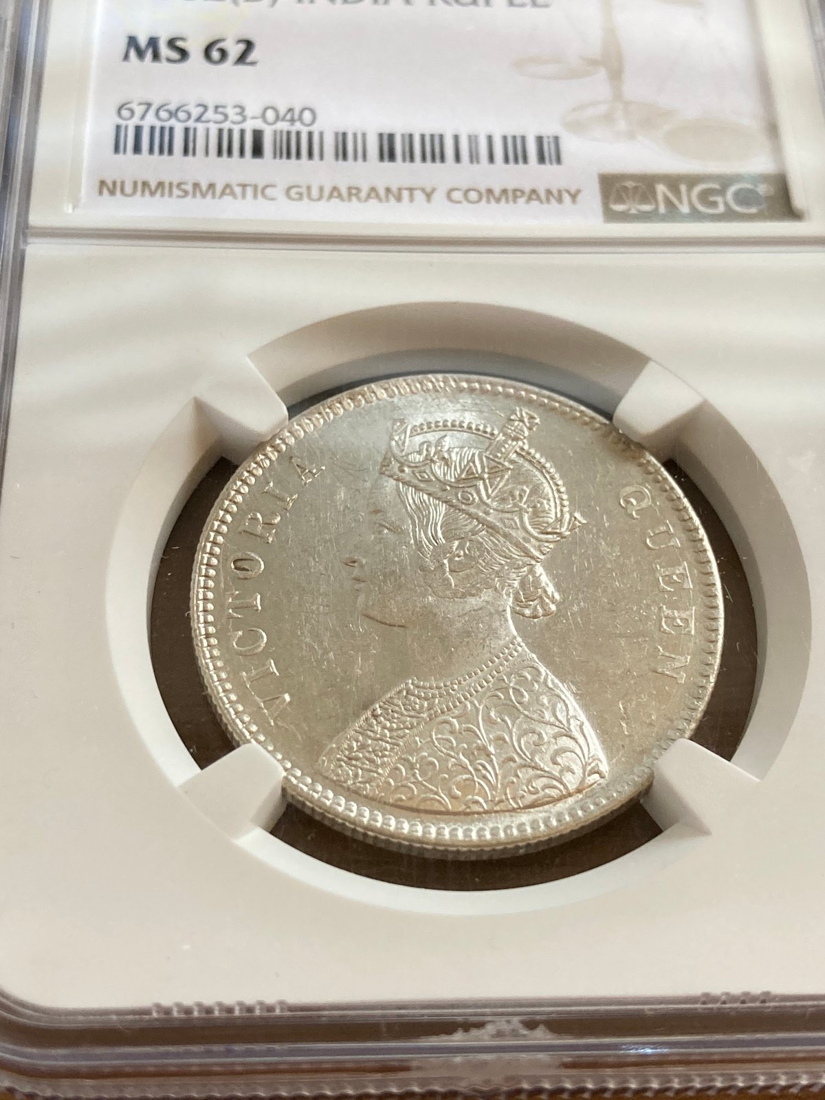 QUEEN刻印碑文 】NGC鑑定MS62 英領インド 1ルピー銀貨 ヴィクトリア
