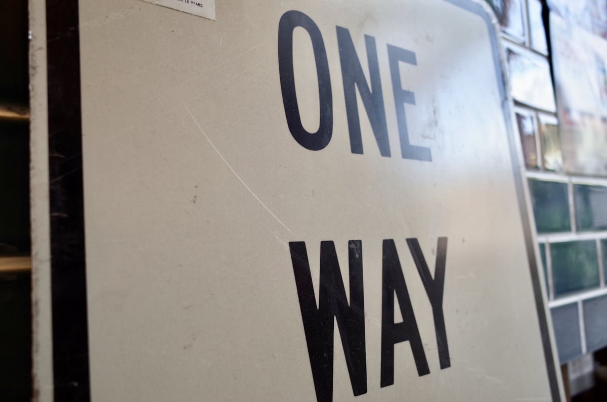 ビンテージ ONE WAY TRAFFIC ワンウェイ ロードサイン 看板 アメリカ製