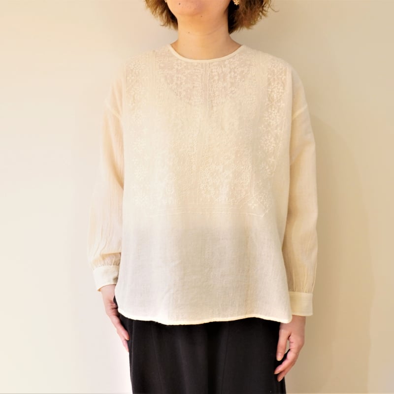 maison de soil／ボイルウール バックボタン刺繍ブラウス | Beignets O