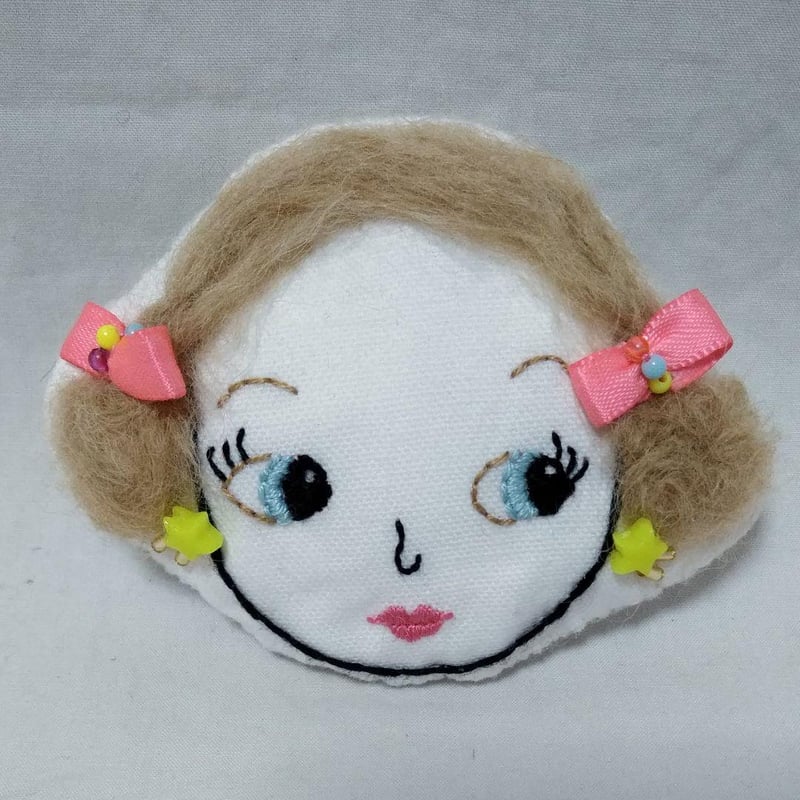 ハンドメイドお人形の顔ブローチ セシル◇フランス刺繍 | Doll DRESSING