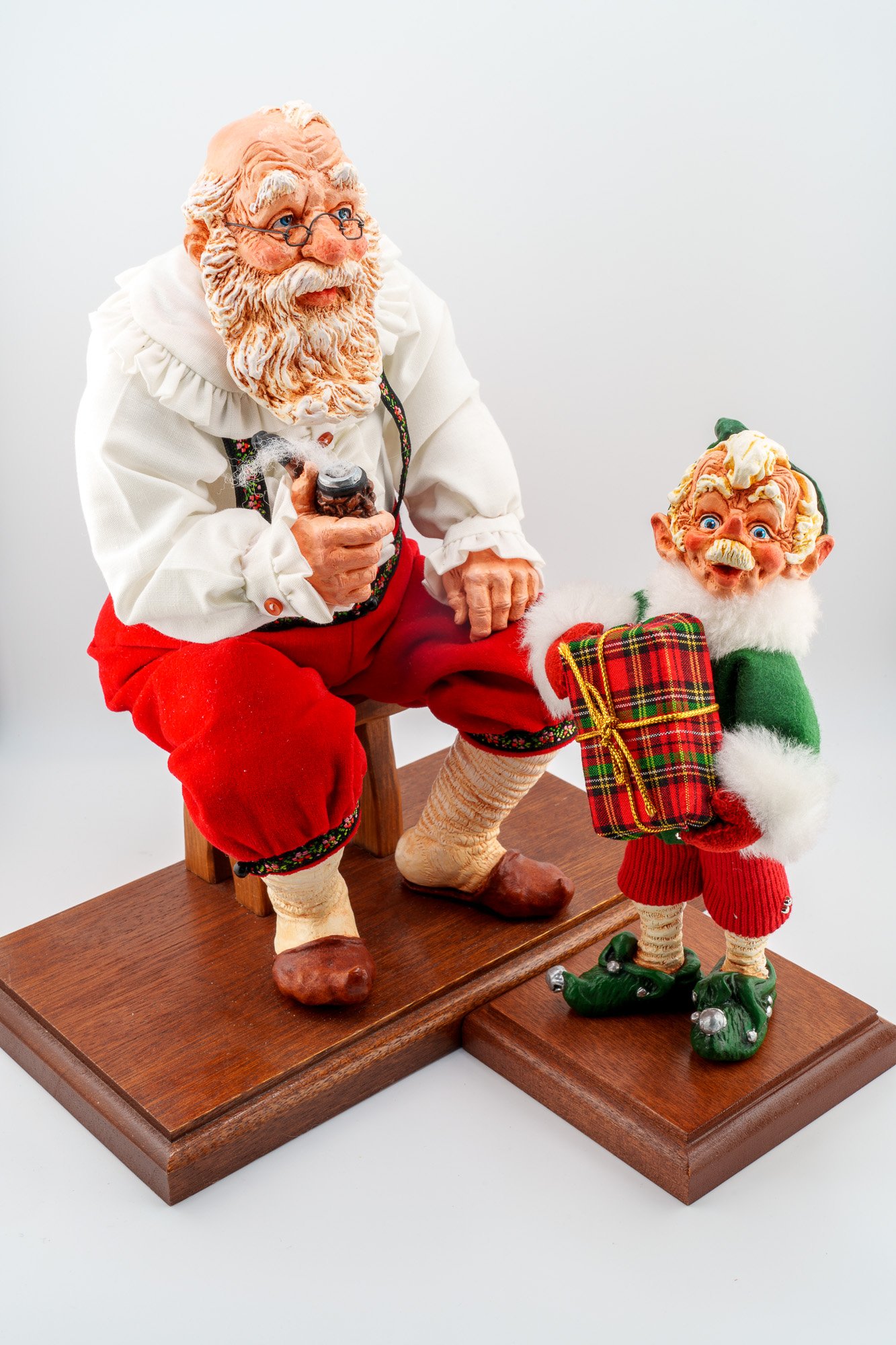Santa Takes a Break and Jingle #556/1000 | Simpich Santas
