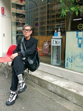 BLACK COMME des GARCONSのショルダーバッグを使った人気ファッション